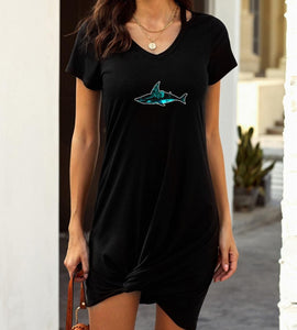 This is a fashionable ladies' short-sleeved T-shirt dress. The cutout on the shoulders and the knotted hem make this dress very unique. With high-quality fabrics, the printing effect is great! It keeps warm in cool weather and also makes women more elegant and sexy. 