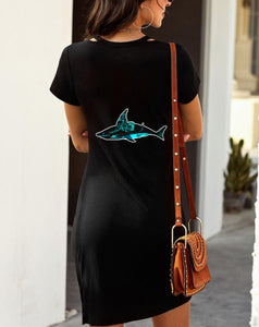 This is a fashionable black short-sleeved T-shirt dress. The cutout on the shoulders and the knotted hem make this dress very unique. With high-quality fabrics, the printing effect is great! It keeps warm in cool weather and also makes women more elegant and sexy. 